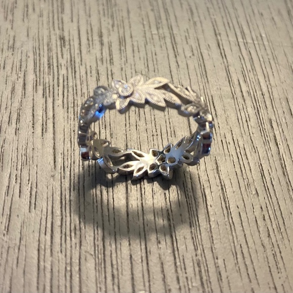 White gold floral band - Picture 3 of 7